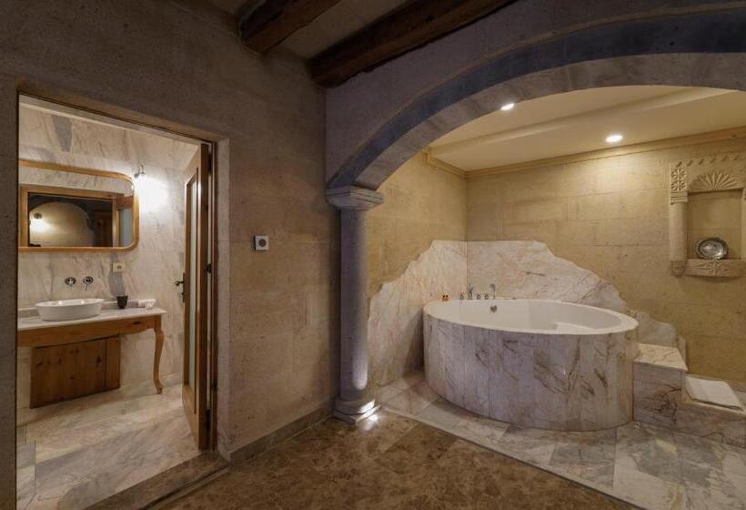 سوئیت با تخت بزرگ, Cratus Stone Palace