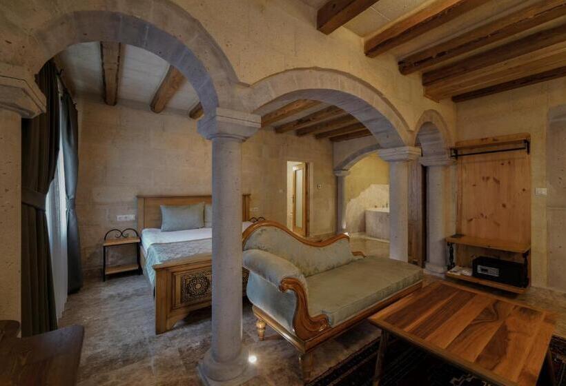 سوئیت با تخت بزرگ, Cratus Stone Palace