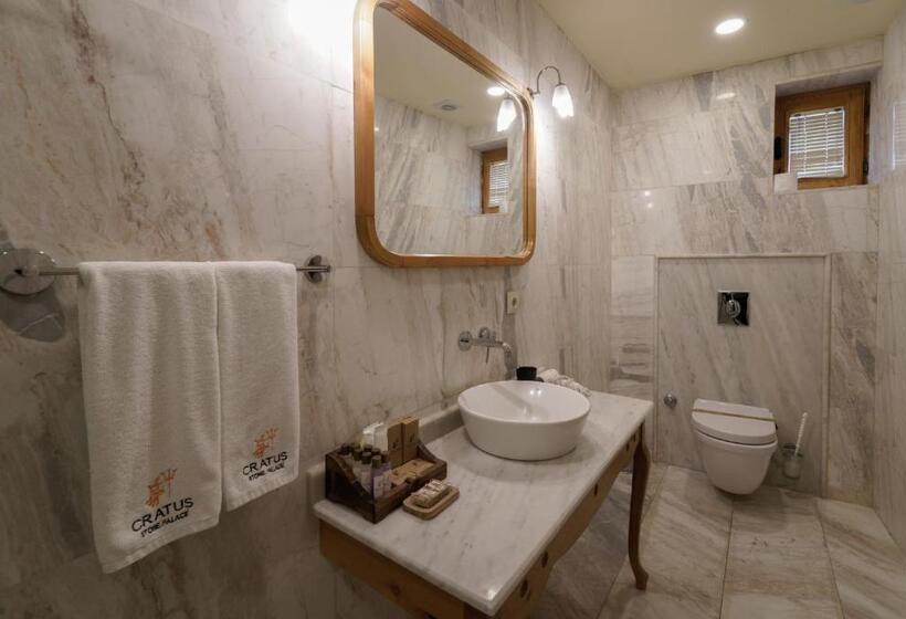 سوئیت با تخت بزرگ, Cratus Stone Palace