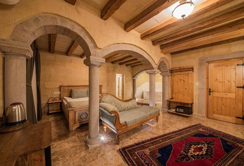 سوئیت با تخت بزرگ, Cratus Stone Palace