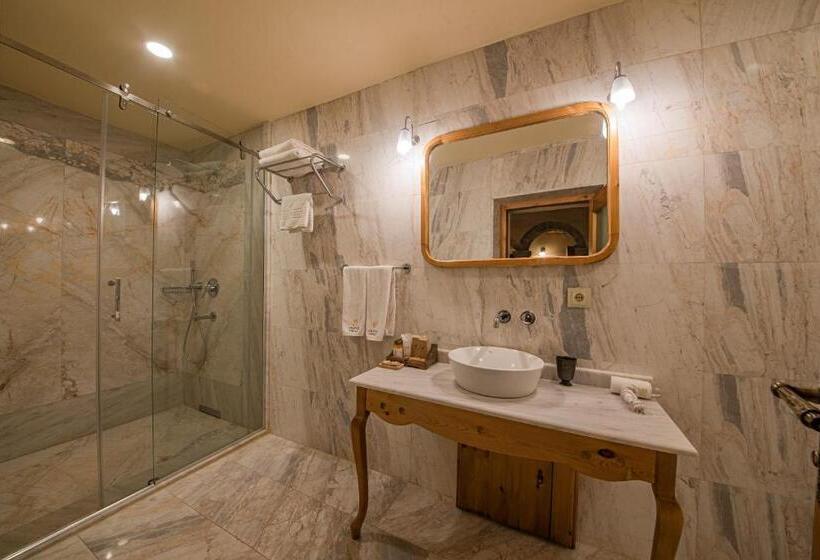 سوئیت با تخت بزرگ, Cratus Stone Palace