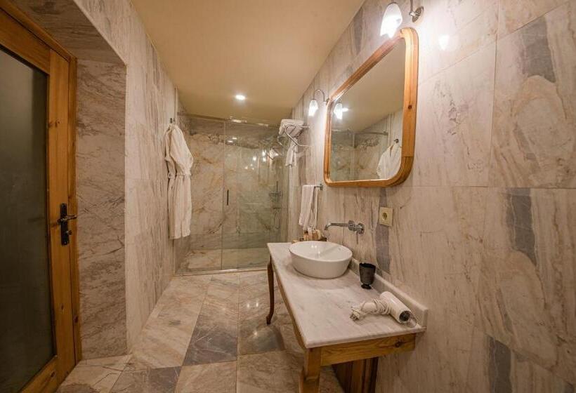 سوئیت با تخت بزرگ, Cratus Stone Palace