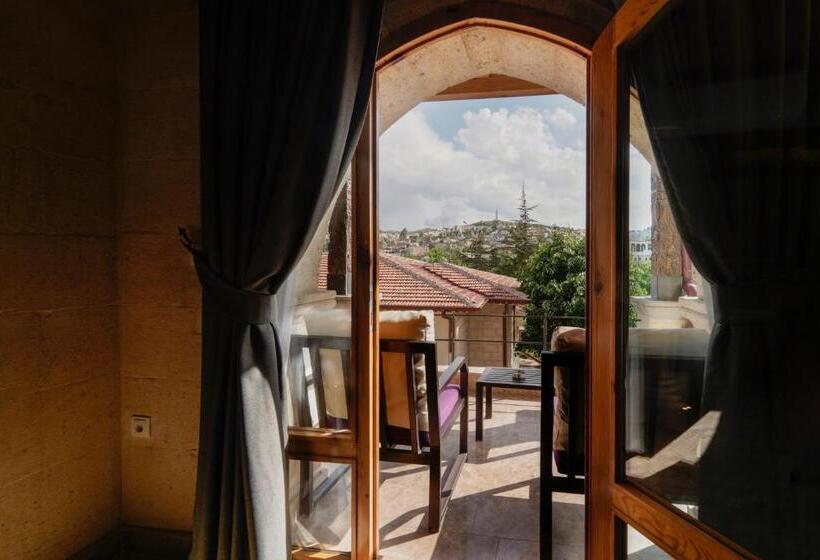 سوئیت با بالکن, Cratus Stone Palace