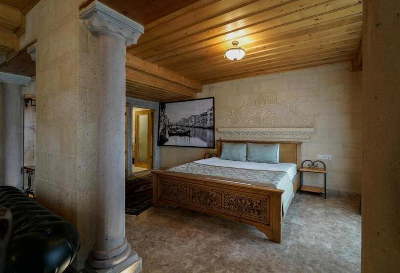 سوئیت با بالکن, Cratus Stone Palace