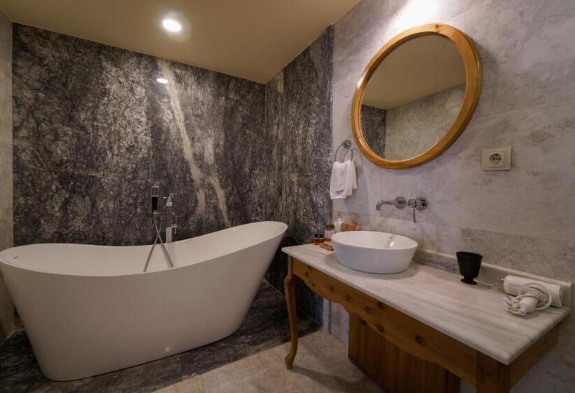 سوییت جونیور با بالکن, Cratus Stone Palace