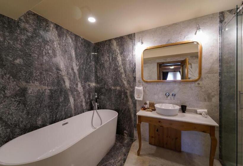 سوییت جونیور, Cratus Stone Palace