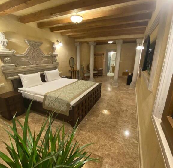 سوییت جونیور, Cratus Stone Palace