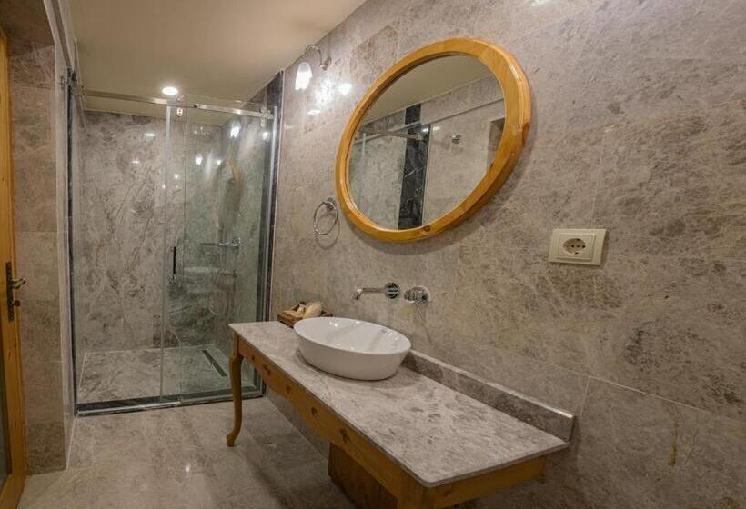 اتاق لوکس, Cratus Stone Palace