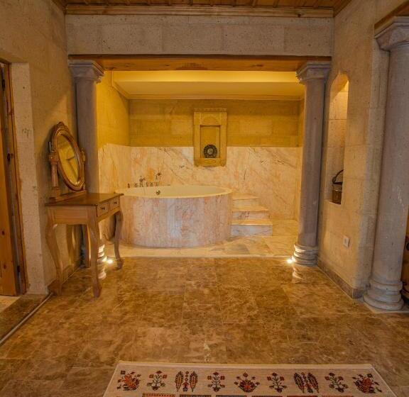 سوئیت با تخت بزرگ, Cratus Stone Palace