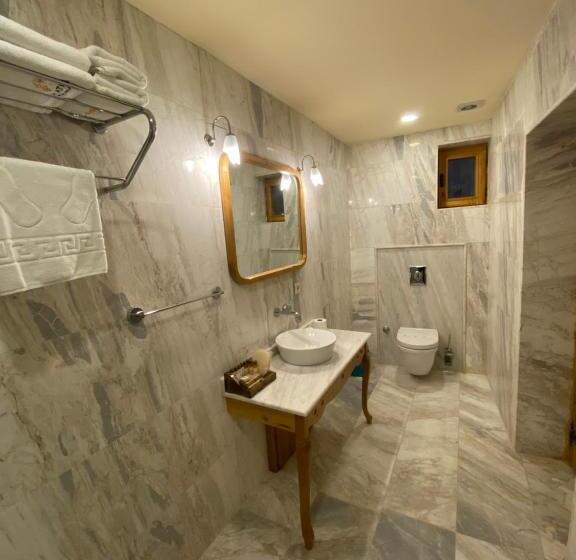 سوئیت با تخت بزرگ, Cratus Stone Palace