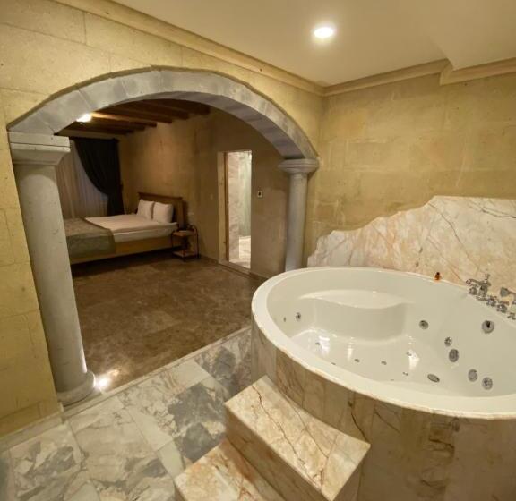 سوئیت با تخت بزرگ, Cratus Stone Palace