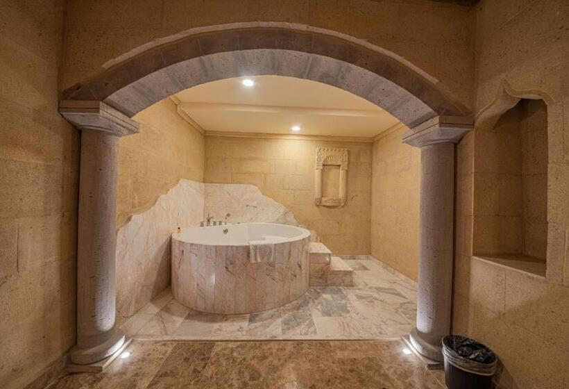 سوئیت با تخت بزرگ, Cratus Stone Palace