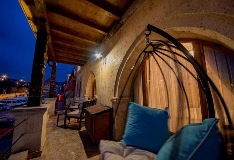 سوئیت با بالکن, Cratus Stone Palace