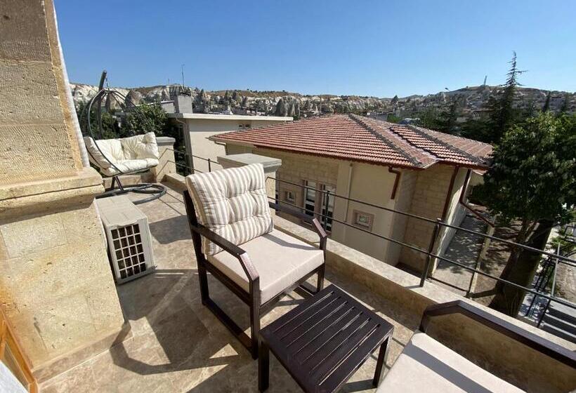 سوئیت با بالکن, Cratus Stone Palace