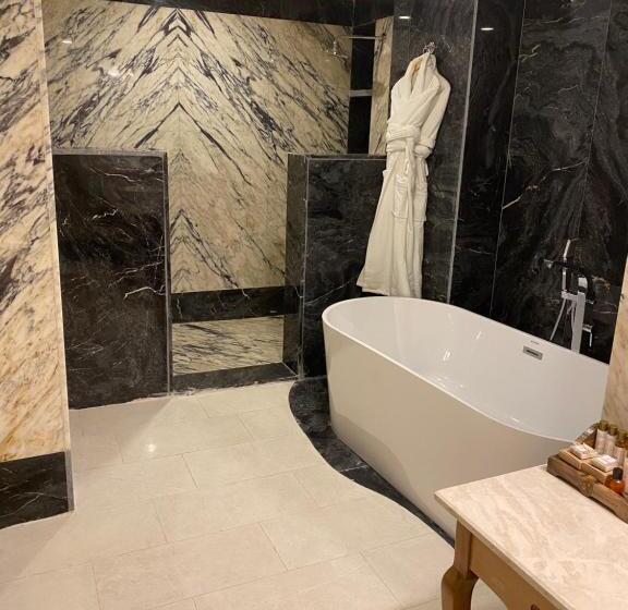 سوئیت با بالکن, Cratus Stone Palace