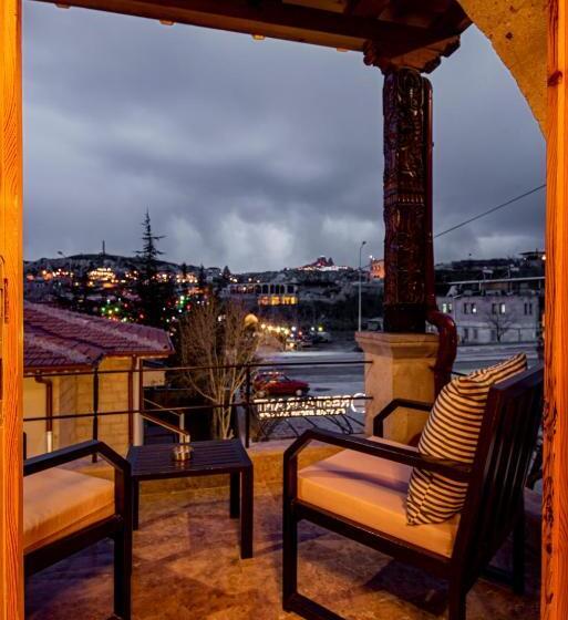 سوئیت با بالکن, Cratus Stone Palace