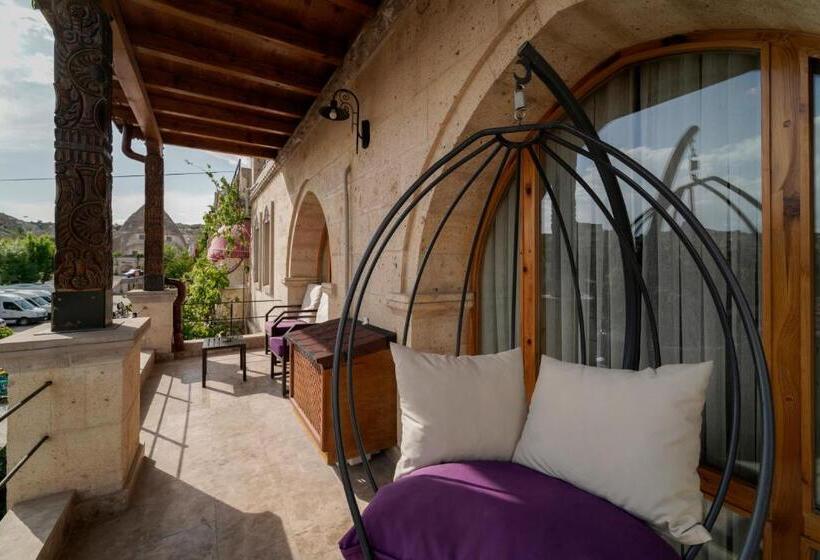 سوئیت با بالکن, Cratus Stone Palace