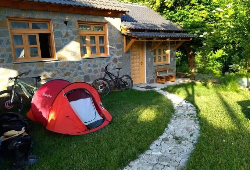 اتاق استاندارد سه نفره, Bujtina Peshtan Guesthouse&camping