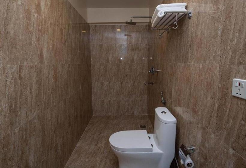 اتاق خانوادگی با چشمانداز کوه, Himalayan Glacier