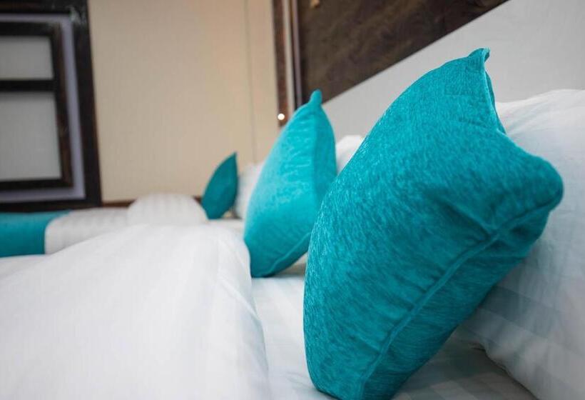 اتاق خانوادگی با چشمانداز کوه, Himalayan Glacier