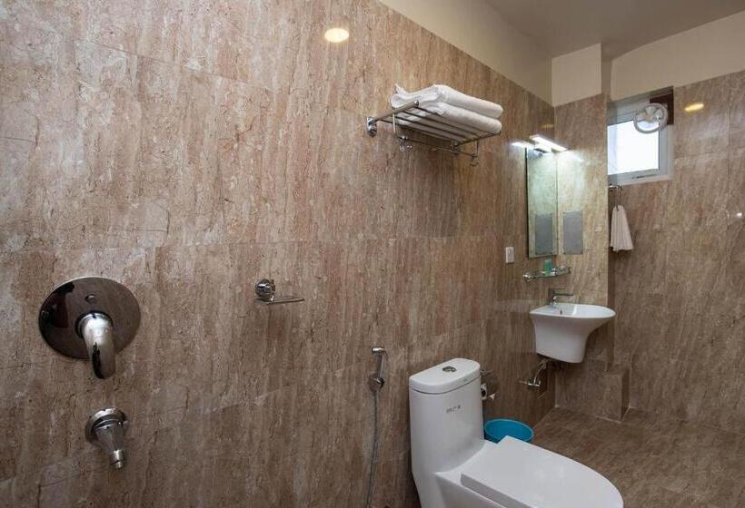 اتاق خانوادگی با چشمانداز کوه, Himalayan Glacier