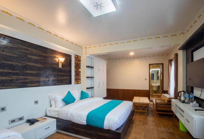 اتاق خانوادگی با چشمانداز کوه, Himalayan Glacier