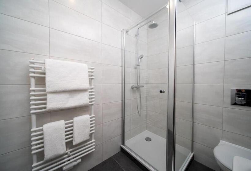 جناح جونيور, Emily Hotel Leipzig Neue Messe