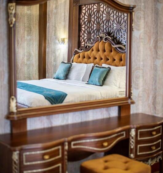 سوئیت با تخت بزرگ, Manor