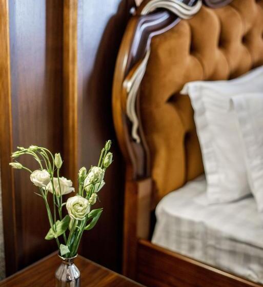 سوئیت با تخت بزرگ, Manor