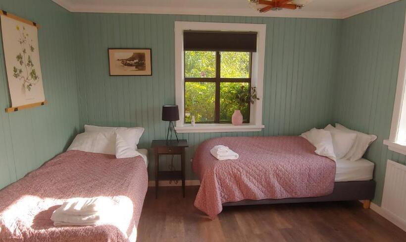 اتاق خانوادگی با چشمانداز دریا, Prestshús 2 Guesthouse