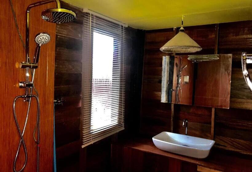 بنجلو قياسى, Bayview Hill Resort