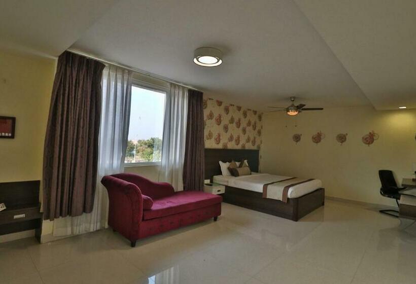 חדר משפחתי, Allum