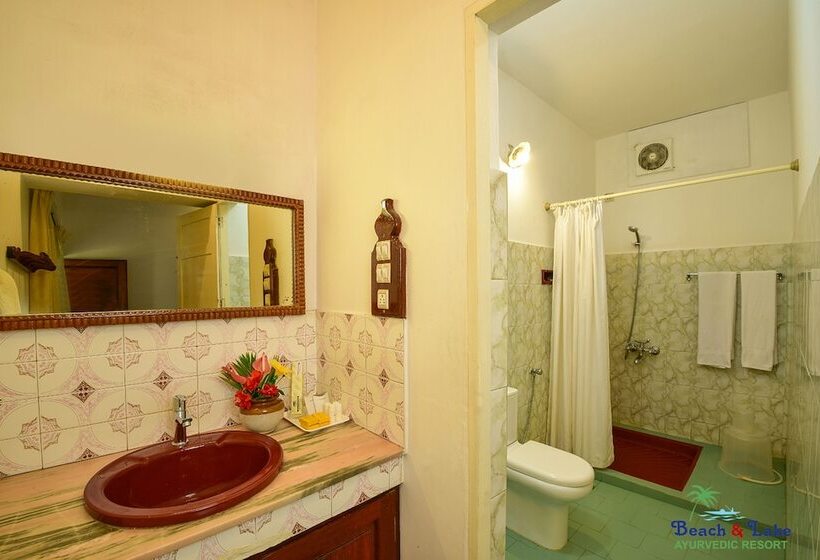 اتاق لوکس, Beach And Lake Ayurvedic Resort, Kovalam