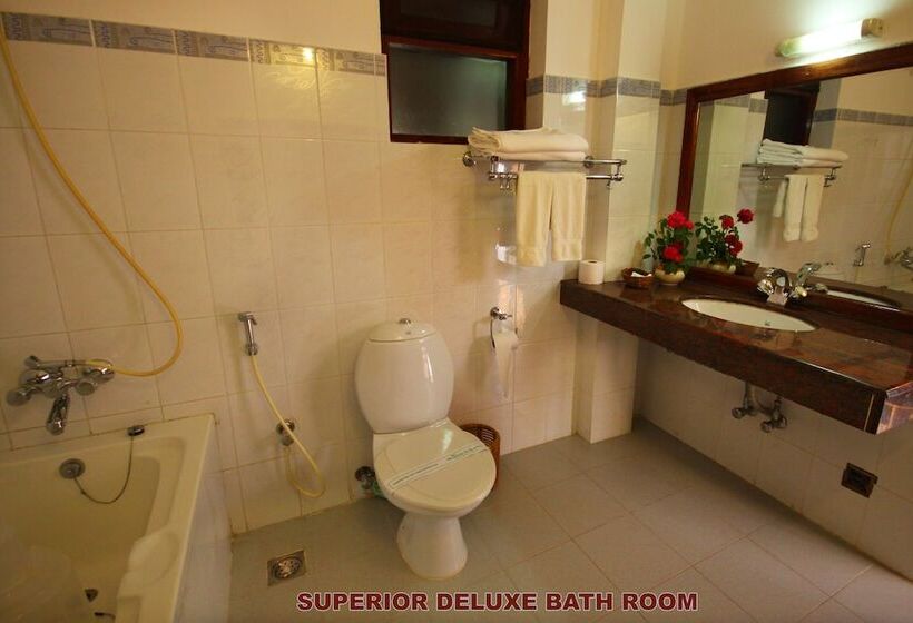 اتاق لوکس, Beach And Lake Ayurvedic Resort, Kovalam