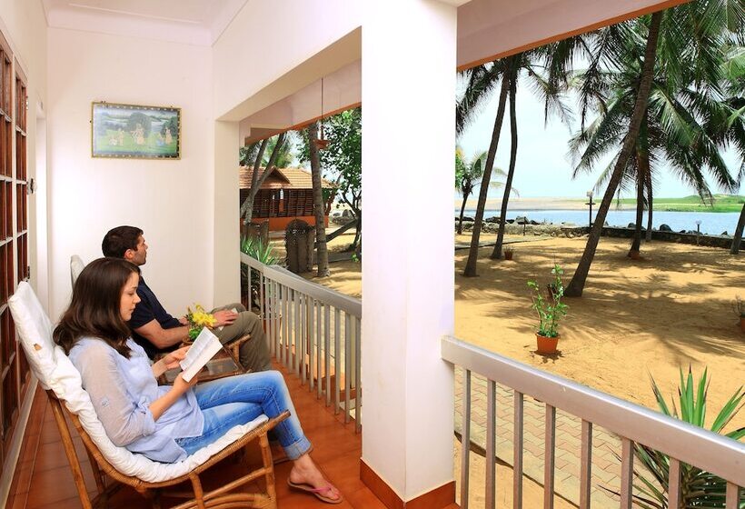 اتاق لوکس, Beach And Lake Ayurvedic Resort, Kovalam