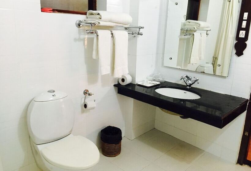 اتاق لوکس, Beach And Lake Ayurvedic Resort, Kovalam