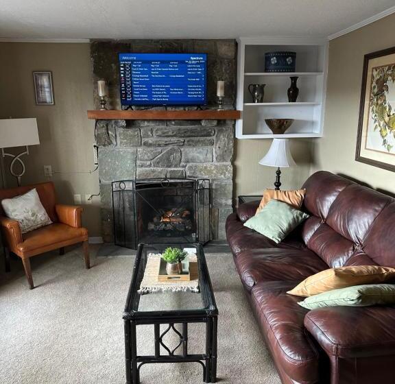 شقة غرفة واحدة, Cliff Dwellers Inn