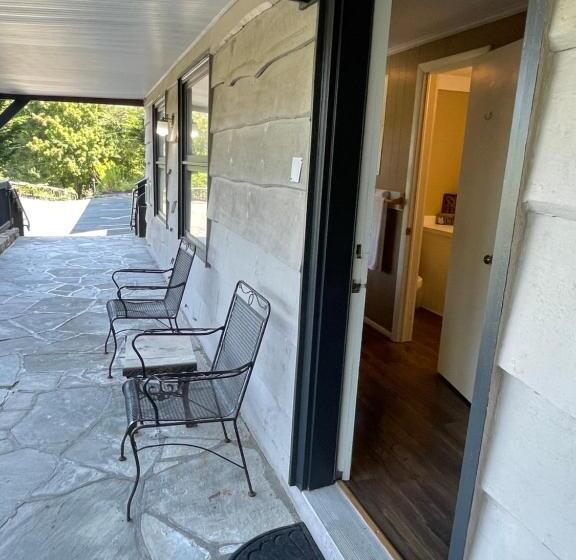 غرفة قياسية, Cliff Dwellers Inn