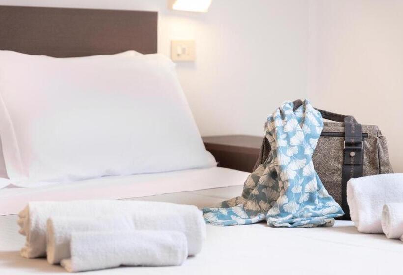 Трехместный Номер Стандарт с Балконом, Edelweiss Riccione