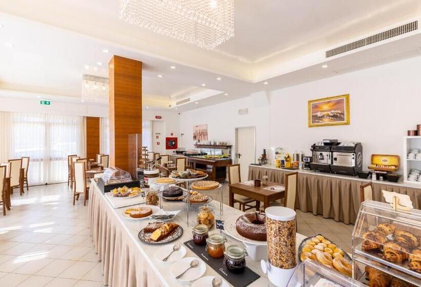 발코니가 있는 4인용 스탠다드 룸, Edelweiss Riccione