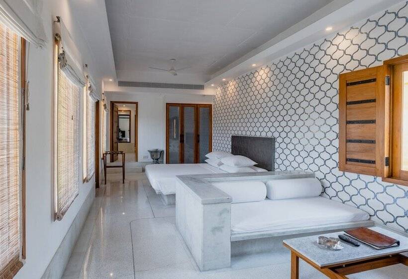 Suite, Raas Devigarh