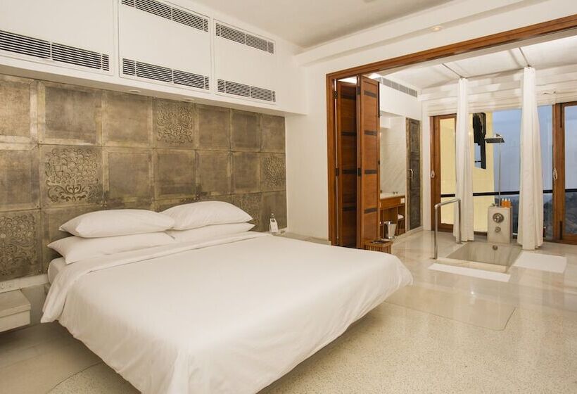 Suite, Raas Devigarh