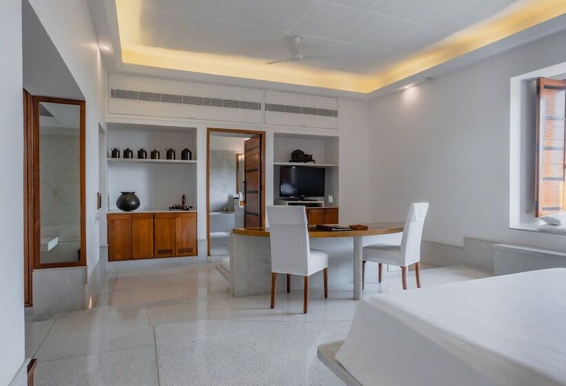 Suite, Raas Devigarh