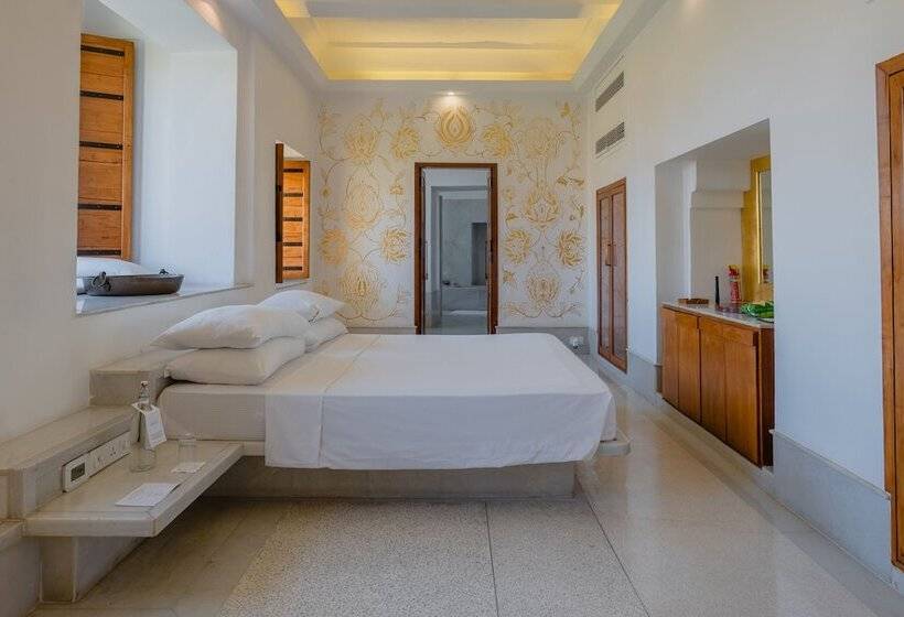 Suite, Raas Devigarh