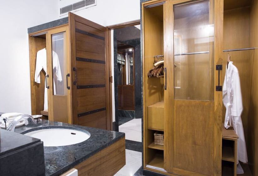 Suite, Raas Devigarh