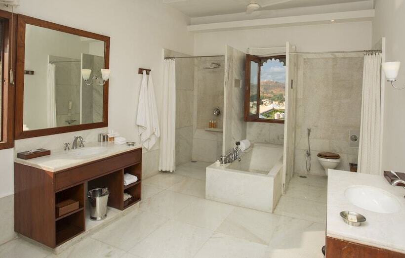 Suite, Raas Devigarh