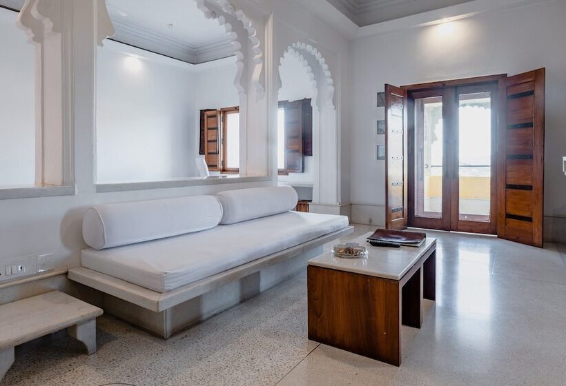 Suite, Raas Devigarh