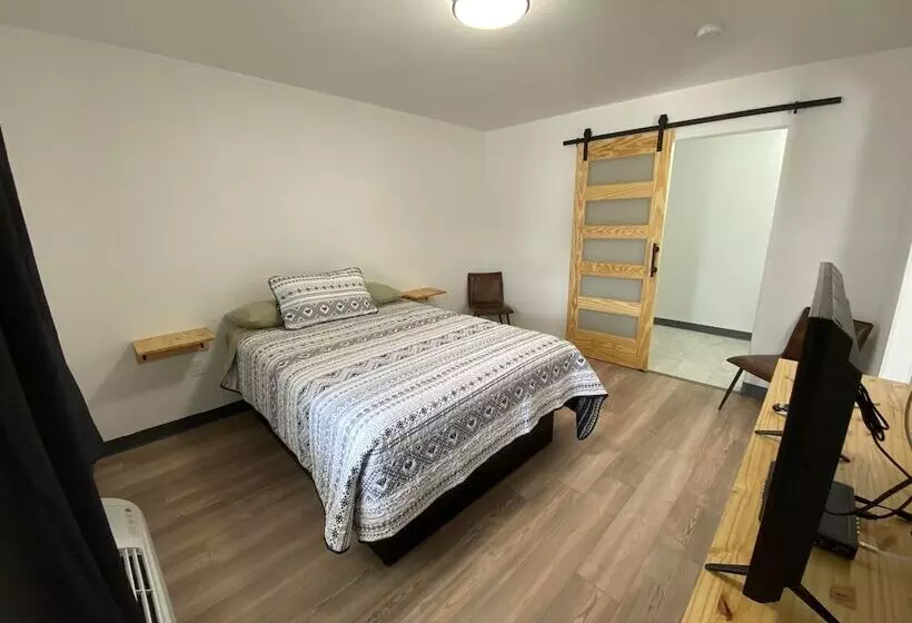 デラックスルーム, The Sage Motel