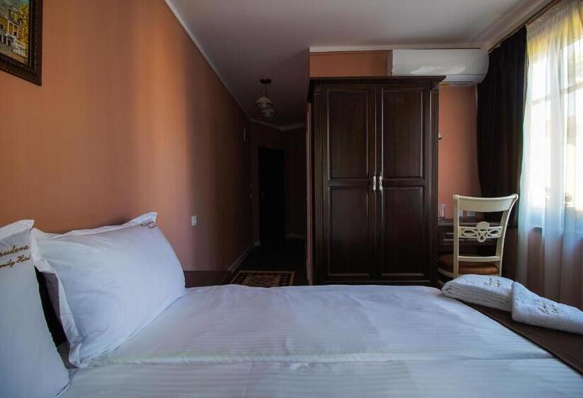 스탠다드 룸, Pulpudeva Family