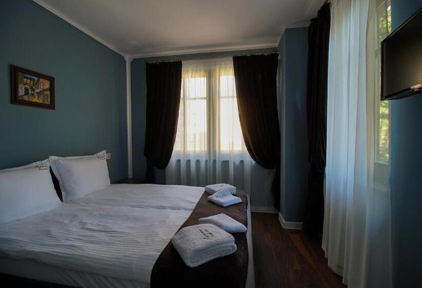 발코니 디럭스 룸, Pulpudeva Family